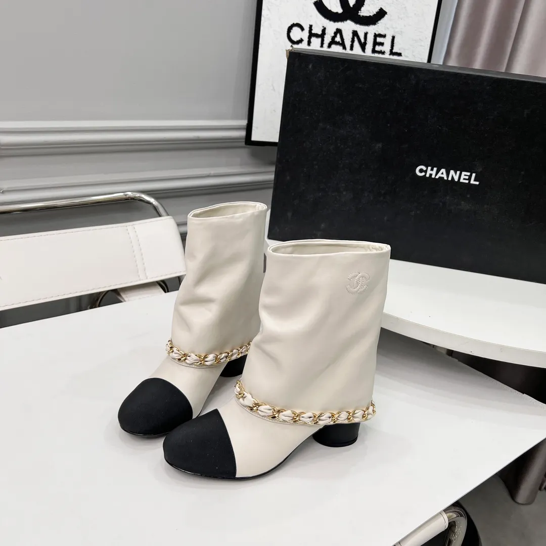 👟👟Ex-factory price 980👟👟 High version of Chanel CHANEL, 🌞🌞🌞Xiaoxiang’s latest boots for autumn and winter 2025, a must-have item for this autumn and winter! ! Ms. Chanel loves simple yet irresistible combinations to show her unique style. Mix and match freely to shine⚡Follow Grandma’s fashion steps! ! ! The top-notch craftsmanship and texture are perfectly presented. No matter any details, you can compare them with the counters. The best quality products can be entered and exited from the counters at will! ! ❶Material: imported cowhide ❷Inner lining: cowhide lining ❸Feet: cowhide lining ❹Outsole: original Italian leather outsole ❺Heel height: 5.5cm ❻Boot shaft height: 8 inches ❼Number: 35-40 (40 and 41 are customized and cannot be returned)